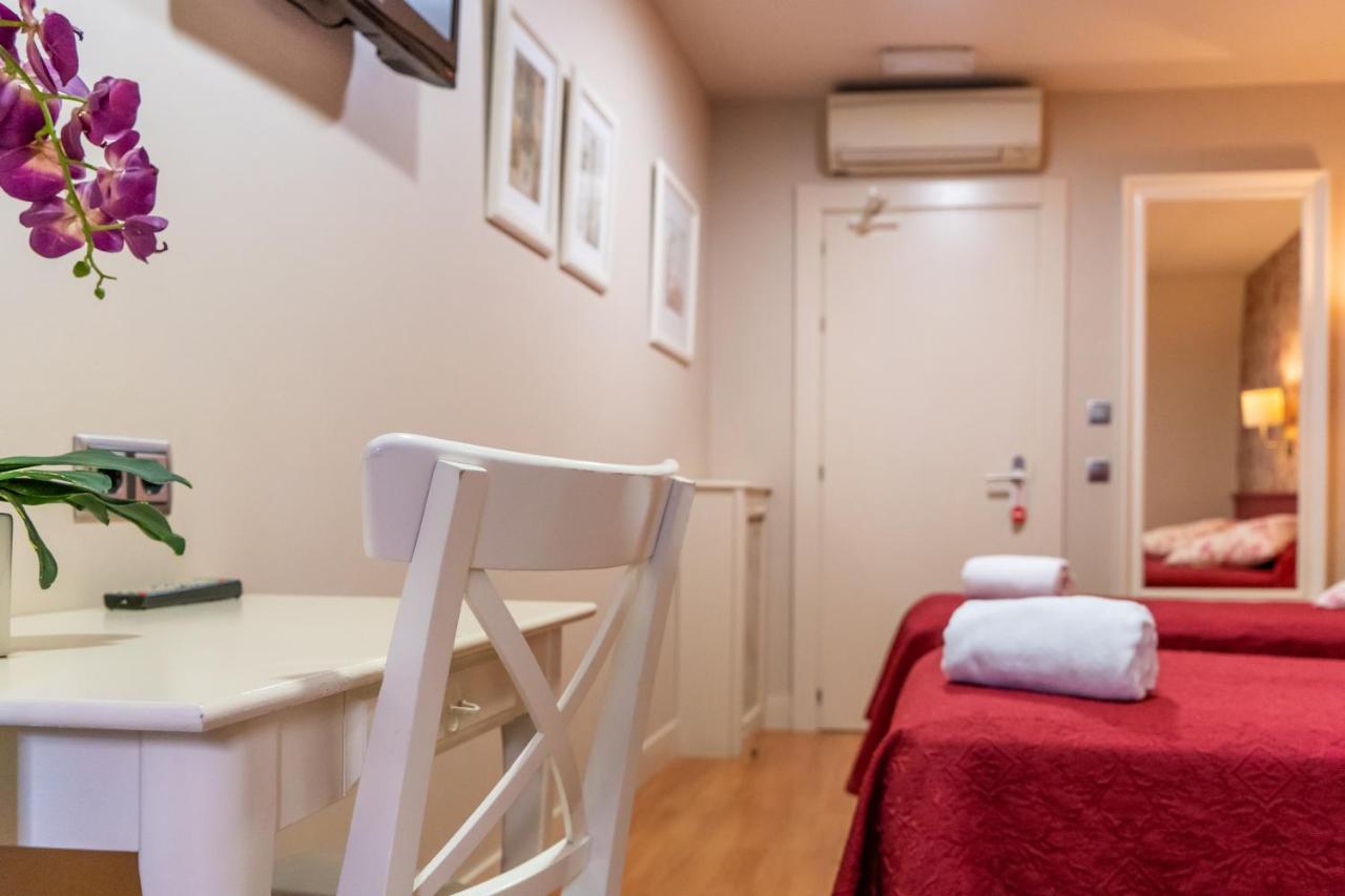 Hostal Matheu Madrid Buitenkant foto