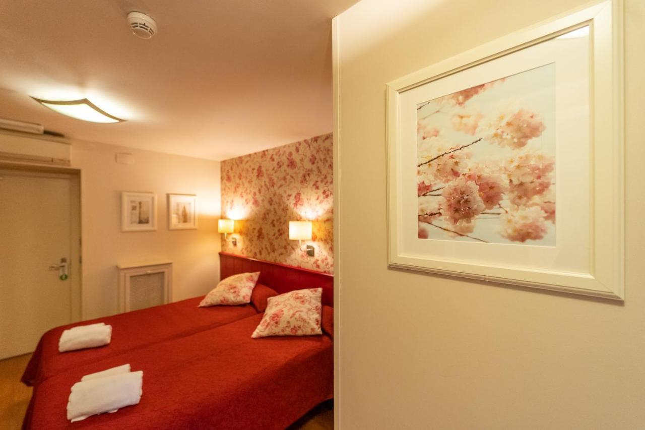 Hostal Matheu Madrid Buitenkant foto