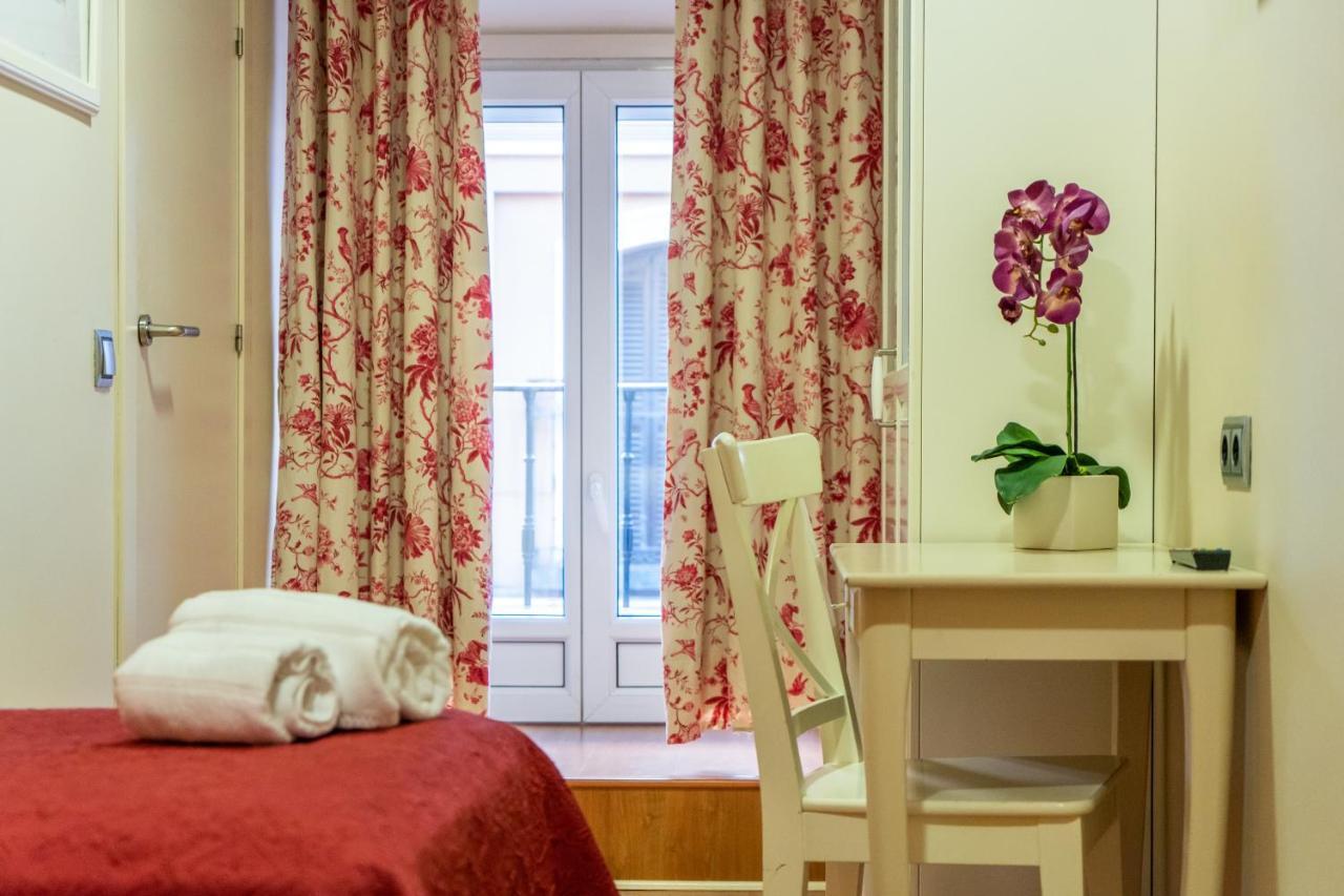 Hostal Matheu Madrid Buitenkant foto