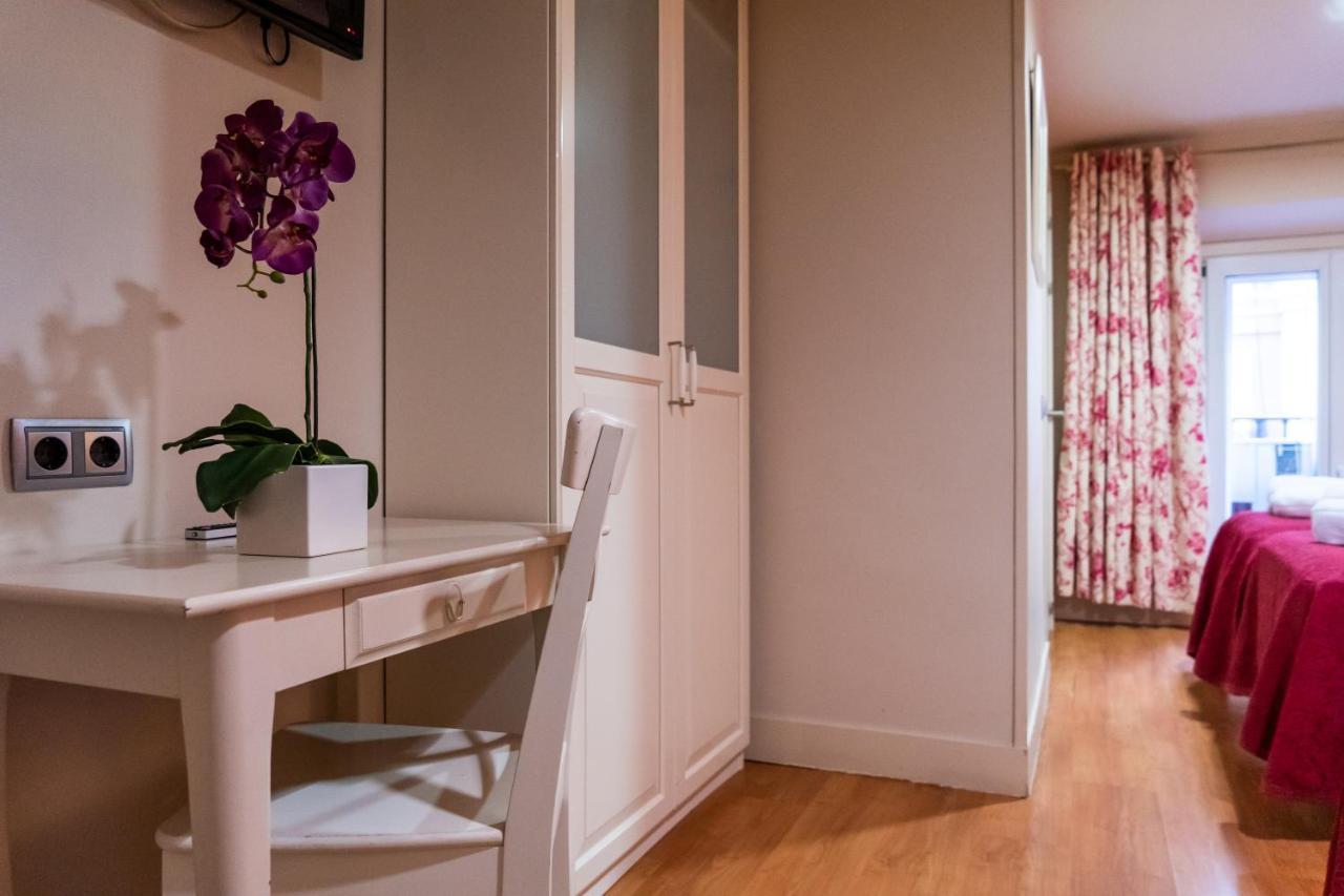 Hostal Matheu Madrid Buitenkant foto