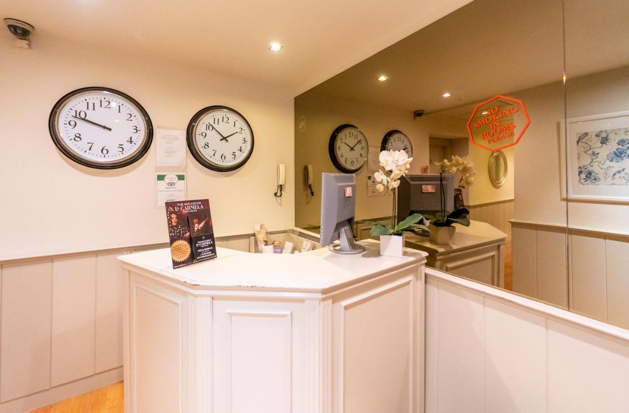 Hostal Matheu Madrid Buitenkant foto