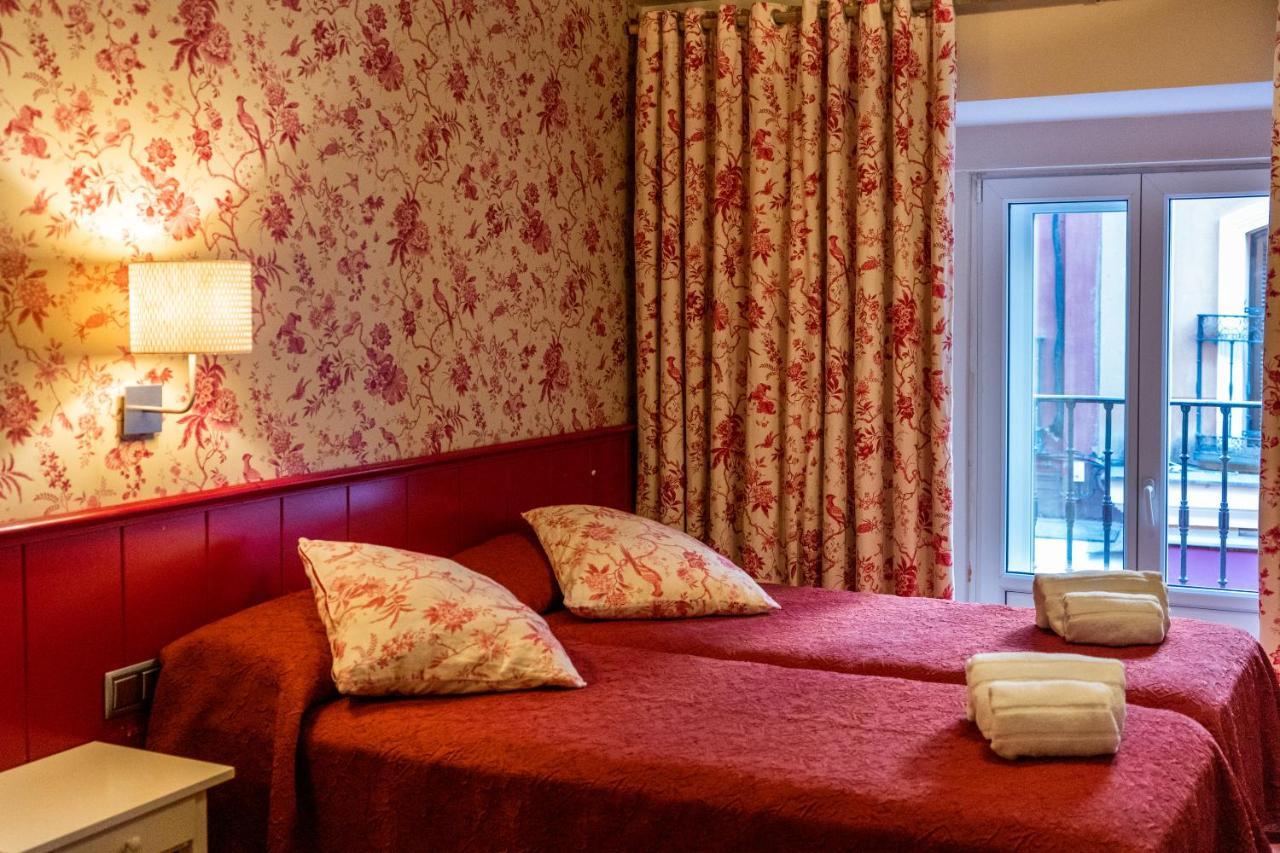 Hostal Matheu Madrid Buitenkant foto