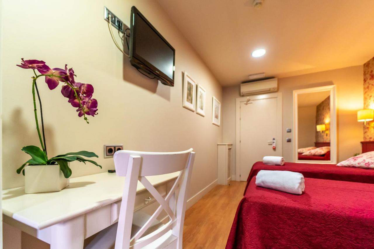 Hostal Matheu Madrid Buitenkant foto