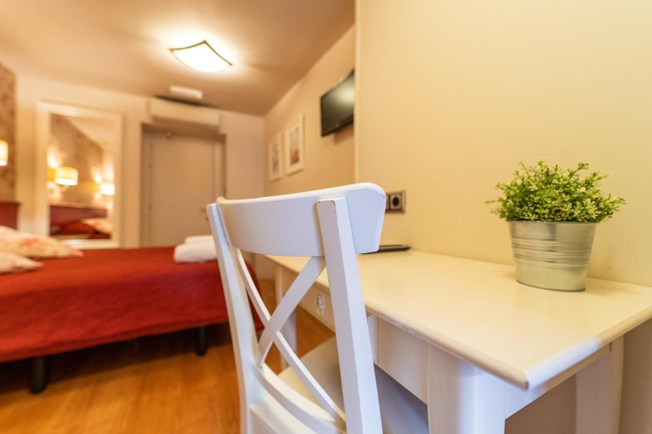 Hostal Matheu Madrid Buitenkant foto