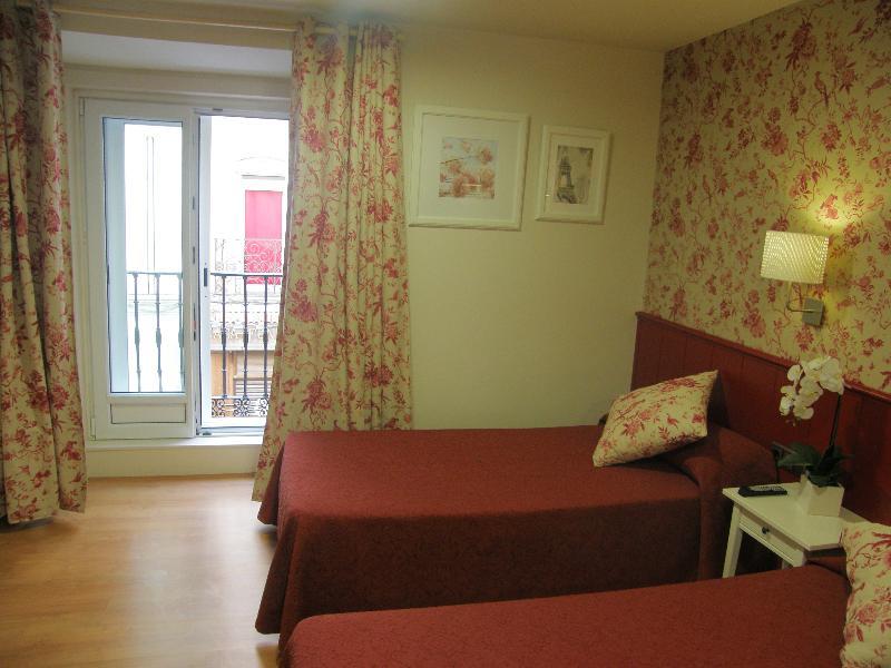 Hostal Matheu Madrid Buitenkant foto