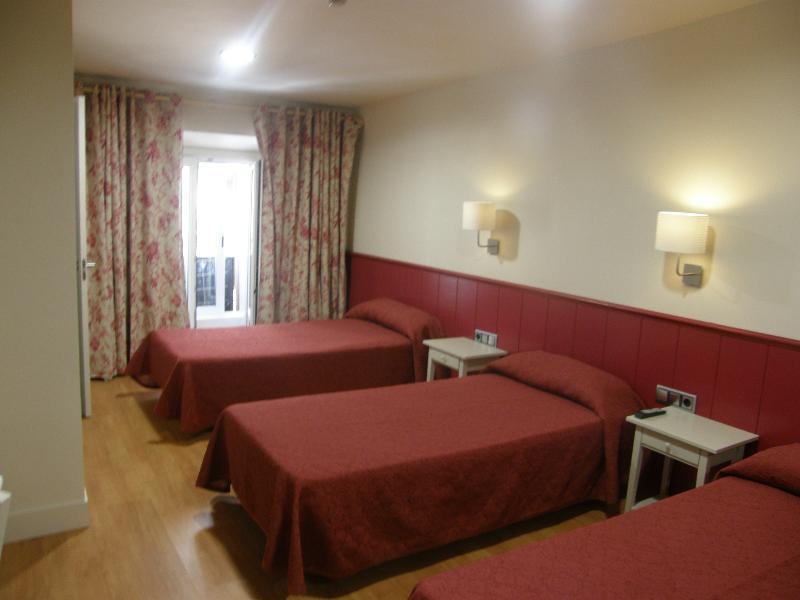 Hostal Matheu Madrid Buitenkant foto