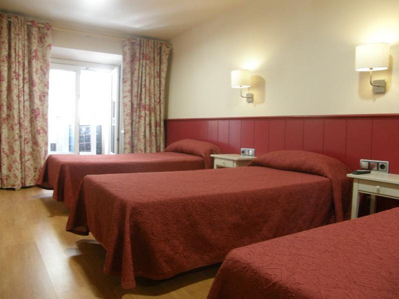 Hostal Matheu Madrid Buitenkant foto